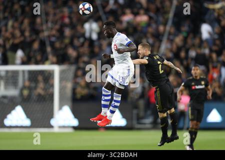 24 mai 2019 : le défenseur de l'impact de Montréal Bacary Sagna (33) remporte une tête sur le défenseur du Los Angeles FC Jordan Harvey (2) lors du match entre l'impact de Montréal et le Los Angeles FC au Banc of California Stadium à Los Angeles, CA., États-Unis. (Photo de Peter Joneleit)(image de crédit : &copy ; Peter Joneleit/CSM via ZUMA Wire) Banque D'Images