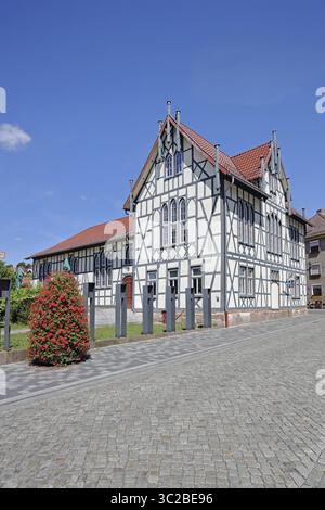 Vieille école, maison à colombages blanche, villa, Schmalkalden, Franconie, Thuringe, Allemagne Banque D'Images