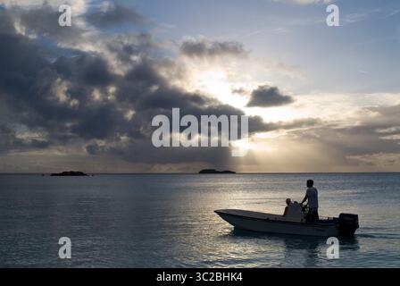 24 mai 2019 : Bahamas : coucher de soleil avec un petit bateau. Plage Fernandez Bay Village, Cat Island. Bahamas (crédit image : © Sergi Reboredo/ZUMA Wire) Banque D'Images