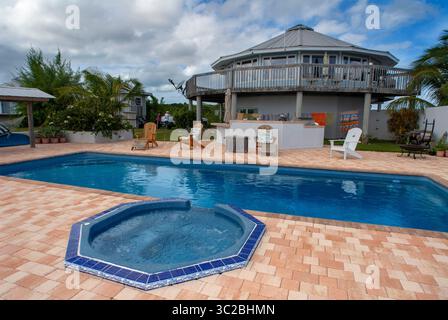 24 mai 2019 : Bahamas : Cat Island, Bahamas. Chalets en bord de mer. Station balnéaire Greenwood. Piscine à côté de la plage. (Crédit image : © Sergi Reboredo/ZUMA Wire) Banque D'Images