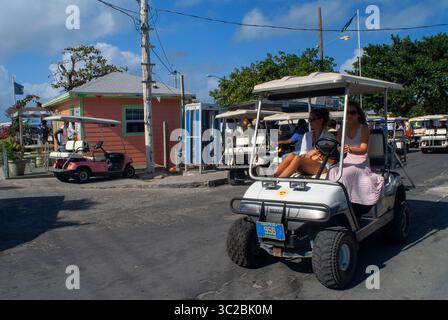 24 mai 2019 : Bahamas : voiture de golf et maison loyaliste. Bay Street. Dunmore Town, Harbour Island, Eleuthera. Bahamas (crédit image : © Sergi Reboredo/ZUMA Wire) Banque D'Images