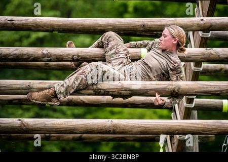 17 mai 2019 - Kingwood, Virginie-occidentale, États-Unis - le sergent d'état-major Cassandra Black, 70th Regional Training Institute, Maryland National Guard, navigue sur une station de course d'obstacles le 17 mai 2019, lors de la compétition de meilleur guerrier de la région II au Camp Dawson, Virginie-occidentale. Cet événement de quatre jours est conçu pour mesurer les capacités physiques, les compétences en leadership, le travail d'équipe et la pensée critique des soldats de la Virginie-occidentale, du district de Columbia, de la Pennsylvanie, du Delaware, du Maryland et de la Virginie, tout en accomplissant des tâches guerrières de base et avancées pour couronner le meilleur guerrier de la région. (Crédit Imag Banque D'Images