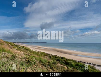 Vue sur la falaise des sables de Reighton regardant vers Filey et Filey Brigg lointains Banque D'Images