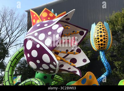 18 novembre 2018 - Matsumoto, Japon - les pois sont une caractéristique de l'art de Yayoi Kusama au Musée d'art de la ville de Matsumoto, dans sa ville natale de Matsumoto, Japon, dimanche 18 novembre 2018. Même certains des bus de la ville et les distributeurs automatiques du musée ont des pois. (Crédit image : © Mark Hertzberg/ZUMA Wire) Banque D'Images