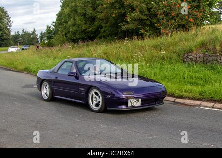 1990 Purple Mazda RX7 turbot car Roadster Petrol 2354 cc ; au Wheels Up North Weekender vintage classique et performance, collectionneurs et passionnés salon de l'automobile. Kendal, Royaume-Uni Banque D'Images
