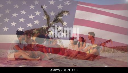 Groupe de guitares acoustiques strumming assis sur la plage au coucher du soleil, avec une superposition de drapeau américain de palmier Banque D'Images