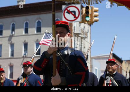 26 mai 2019 - Brooklyn, New York, États-Unis - des groupes militaires, des groupes de musique et des vétérans participent en mars à la parade du 152e Memorial Day de Brooklyn à Bay Ridge dans l'arrondissement de Brooklyn à New York, États-Unis le 27 mai 2019 (crédit image : © Anna Sergeeva/ZUMA Wire) Banque D'Images