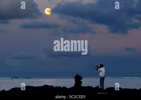 27 novembre 2018 : Maurice : Ganga Snan (Asnan) Hindu, festival, familles hindoues faisant puja en pleine lune sur la plage de belle Mare, île Maurice. (Crédit image : © Sergi Reboredo/ZUMA Wire) Banque D'Images