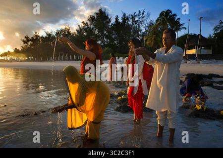 27 novembre 2018 : Maurice : Ganga Snan (Asnan) Hindu, festival, familles hindoues fabriquant des puja sur la plage de belle Mare, île Maurice. (Crédit image : © Sergi Reboredo/ZUMA Wire) Banque D'Images