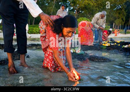 27 novembre 2018 : Maurice : Ganga Snan (Asnan) Hindu, festival, familles hindoues fabriquant des puja sur la plage de belle Mare, île Maurice. (Crédit image : © Sergi Reboredo/ZUMA Wire) Banque D'Images