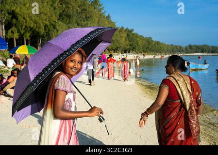 27 novembre 2018 : Maurice : Ganga Snan (Asnan) Hindu, festival, familles hindoues fabriquant des puja sur la plage de belle Mare, île Maurice. (Crédit image : © Sergi Reboredo/ZUMA Wire) Banque D'Images