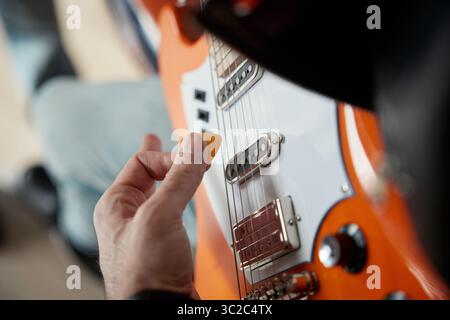 Vue rapprochée d'une personne jouant habilement une guitare électrique Banque D'Images