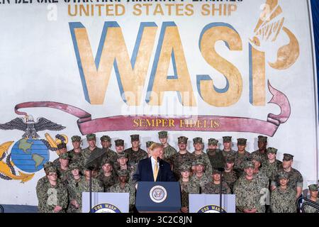 28 mai 2019 - Yokosuka, Japon - le président américain Donald Trump s'adresse aux Marines et aux marins à bord du navire d'assaut amphibie polyvalent USS Wasp de la marine américaine pour marquer le jour du souvenir le 28 mai 2019 à Yokosuka, au Japon. (Crédit image : © Shealah Craighead via ZUMA Wire) Banque D'Images