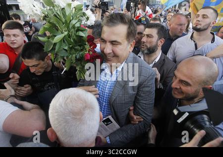 29 mai 2019 - Kiev, Ukraine - l'ancien président géorgien et ex-gouverneur d'Odessa, Mikheil SAAKASHVILI (C) marche comme il arrive à l'aéroport international Boryspil près de Kiev, Ukraine, le 29 mai 2019. Saakachvili est retourné à l'Ukraine après le Président ukrainien Volodymyr Zelensky a rétabli Mikheil Saakashvili's la citoyenneté ukrainienne le 28 mai 2019. Zelensky supprimé la disposition respective de son prédécesseur Petro Poroshenko's No 196 datée du 26 juillet 2017, l'agence UNIAN informer signalés. Le chef de l'opposition ukrainienne, Mikheil Saakashvili a été déporté en Pologne le 12 février 2018, l'Ukr Banque D'Images