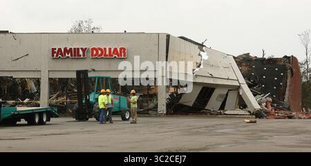 29 mai 2019 - Dayton, Ohio, États-Unis - stand de travaux regardant à l'intérieur du magasin North Dixie Dr St Fannily Dollar à Dayton Ohio . LE mer 29 mai 2019. Comme ils le regardent à l'intérieur de ce qui reste de l'immeuble qui était elle par la Tornado au petit matin le Mar 28 mai 2019. (Crédit image : © Ernest Coleman/ZUMA Wire) Banque D'Images