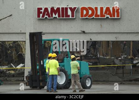 29 mai 2019 - Dayton, Ohio, États-Unis - stand de travaux regardant à l'intérieur du magasin North Dixie Dr St Fannily Dollar à Dayton Ohio . LE mer 29 mai 2019. Comme ils le regardent à l'intérieur de ce qui reste de l'immeuble qui était elle par la Tornado au petit matin le Mar 28 mai 2019. (Crédit image : © Ernest Coleman/ZUMA Wire) Banque D'Images