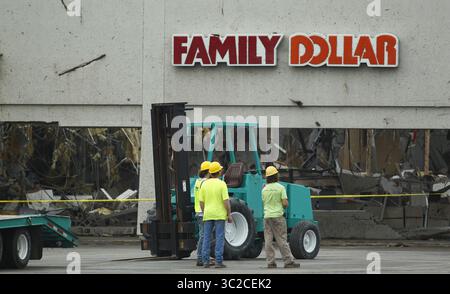 29 mai 2019 - Dayton, Ohio, États-Unis - stand de travaux regardant à l'intérieur du magasin North Dixie Dr St Fannily Dollar à Dayton Ohio . LE mer 29 mai 2019. Comme ils le regardent à l'intérieur de ce qui reste de l'immeuble qui était elle par la Tornado au petit matin le Mar 28 mai 2019. (Crédit image : © Ernest Coleman/ZUMA Wire) Banque D'Images