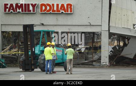 29 mai 2019 - Dayton, Ohio, États-Unis - stand de travaux regardant à l'intérieur du magasin North Dixie Dr St Fannily Dollar à Dayton Ohio . LE mer 29 mai 2019. Comme ils le regardent à l'intérieur de ce qui reste de l'immeuble qui était elle par la Tornado au petit matin le Mar 28 mai 2019. (Crédit image : © Ernest Coleman/ZUMA Wire) Banque D'Images