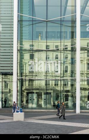 Bâtiments d'époque sur Exhibition Road, Londres reflétés dans la façade en verre de l'Imperial College. Banque D'Images