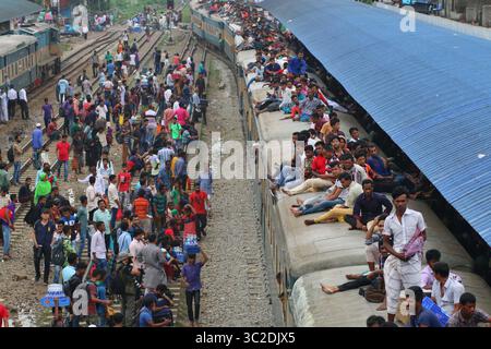 4 juin 2019 - Dhaka, Bangladesh - les Bangladais se précipitent dans un train alors qu'ils rentrent chez eux pour rencontrer leurs familles avant la fête musulmane de l'Aïd al-Fitr, à Dhaka. Les musulmans du monde entier se préparent à célébrer la fête de l'Aïd al-Fitr, qui marque la fin du mois de jeûne du Ramadan. (Crédit image : © Sultan Mahmud Mukut/SOPA images via ZUMA Wire) Banque D'Images