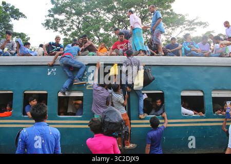 4 juin 2019 - Dhaka, Bangladesh - les Bangladais se précipitent dans un train alors qu'ils rentrent chez eux pour rencontrer leurs familles avant la fête musulmane de l'Aïd al-Fitr, à Dhaka. Les musulmans du monde entier se préparent à célébrer la fête de l'Aïd al-Fitr, qui marque la fin du mois de jeûne du Ramadan. (Crédit image : © Sultan Mahmud Mukut/SOPA images via ZUMA Wire) Banque D'Images