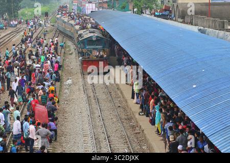 4 juin 2019 - Dhaka, Bangladesh - les Bangladais se précipitent dans un train alors qu'ils rentrent chez eux pour rencontrer leurs familles avant la fête musulmane de l'Aïd al-Fitr, à Dhaka. Les musulmans du monde entier se préparent à célébrer la fête de l'Aïd al-Fitr, qui marque la fin du mois de jeûne du Ramadan. (Crédit image : © Sultan Mahmud Mukut/SOPA images via ZUMA Wire) Banque D'Images