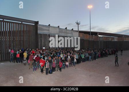 29 mai 2019 - El Paso, TX, États-Unis d'Amérique - des agents de la patrouille frontalière américaine appréhendent 1 036 migrants illégaux d'Amérique centrale traversant la frontière le 29 mai 2019 à El Paso, Texas. (Crédit image : © Jerry Glaser via ZUMA Wire) Banque D'Images