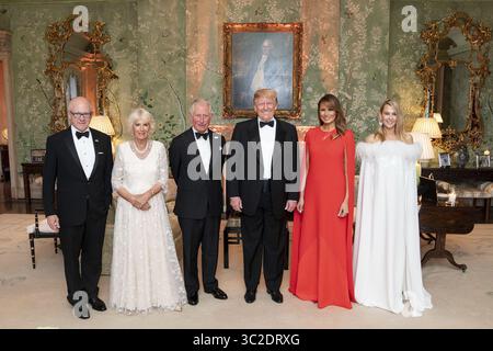 4 juin 2019 - Londres, Angleterre, Royaume-Uni - le président américain Donald Trump et la première dame Melania Trump posent avec le prince Charles et la duchesse de Cornouailles lors d'un gala organisé par les Trumps à Winfield House le 4 juin 2019 à Londres, en Angleterre. L'ambassadeur américain Woody Johnson, à gauche, et sa femme, Suzanne Johnson, à droite, sont également illustrés. (Crédit image : © Shealah Craighead via ZUMA Wire) Banque D'Images
