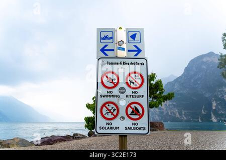 Riva del Garda, Lac de Garde, Italie 23 juillet 2025 : plusieurs activités telles que la natation, le kitesurf et la voile sont interdites sur ce tronçon de rive à Riva del Garda. *** Mehrere Aktivitäten wie Schwimmen, Kitesurfen und Segeln sind an diesem Uferabschnitt in Riva del Garda untersagt. Banque D'Images