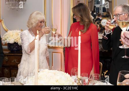 4 juin 2019 - Londres, Angleterre, Royaume-Uni - la première dame des États-Unis Melania Trump porte un toast avec la duchesse de Cornouailles lors d'un gala à Winfield House organisé par les Trumps le 4 juin 2019 à Londres, en Angleterre. (Crédit image : © Andrea Hanks via ZUMA Wire) Banque D'Images