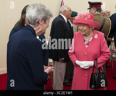 Le 5 juin 2019 - Portsmouth, Angleterre, Royaume-Uni - SAR la reine Elizabeth II rencontre des vétérans de la seconde Guerre mondiale et des membres de leur famille lors d'un événement commémoratif national du jour J au Southsea Common le 5 juin 2019 à Portsmouth, en Angleterre. Les dirigeants mondiaux se sont rassemblés sur la côte sud de l'Angleterre où les troupes sont parties pour l'assaut du jour J il y a 75 ans. (Crédit image : © Shealah Craighead via ZUMA Wire) Banque D'Images