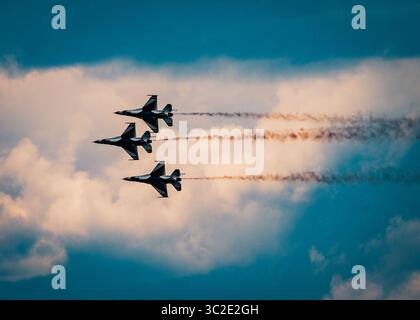 Le F-16 Fighting Falcons de l'Air Force Thunderbirds survole Cheyenne, Wyoming, le 22 juillet 2025. Les Thunderbirds de la Force aérienne sont la première équipe de démonstration aérienne de la Force aérienne, effectuant des manœuvres de précision pour mettre en valeur les capacités et le professionnalisme des aviateurs servant dans le monde entier. (Photo de l'US Air Force par le sergent d'état-major Michael A. Richmond) Banque D'Images