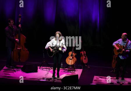 6 juin 2019, Virginia Beach, Virginie, États-Unis : Kathy Mattea, deux prix Grammy, quatre RMR quatre # un pays des célibataires juste pour mentionner quelques prix apporte ses chansons et histoires à l'Sandler Center. (Crédit Image : © Jeff Moore/Zuma sur le fil) Banque D'Images