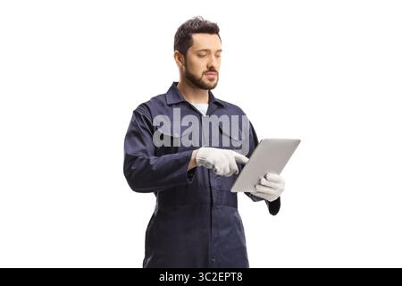 Mécanicien automatique utilisant une tablette numérique isolée sur fond blanc Banque D'Images