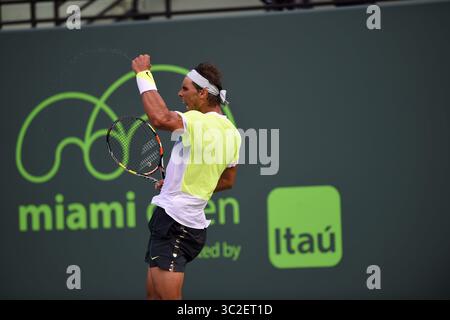 27 mars 2015 - Key Biscayne, Floride, États-Unis d'Amérique - KEY BISCAYNE, FL - MARS 27 : Rafael Nadal d'Espagne bat Nicolas Almagro d'Espagne dans leur match de deuxième tour lors de l'Open de Miami présenté par Itau au Crandon Park Tennis Center le 27 mars 2015 à Key Biscayne, Floride... personnes : Rafael Nadal. (Crédit image : © SMG via ZUMA Wire) Banque D'Images