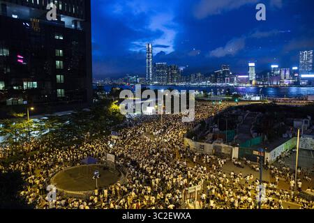 9 juin 2019 - Hong Kong, Chine - des manifestants ont été vus occupant les routes à l'extérieur du bâtiment du conseil législatif. Aux premières heures du 10 juin, des centaines de manifestants se sont affrontés avec la police alors que les manifestants tentaient d'occuper l'entrée du bâtiment du conseil législatif où les membres du conseil législatif doivent voter sur le projet de loi d'extradition le 12 juin. Les affrontements ont fait au moins 15 blessés, dont des manifestants, des policiers et des membres de la presse. Des centaines de milliers de manifestants sont descendus dans les rues de Hong Kong le 9 juin avant le 1er juin Banque D'Images