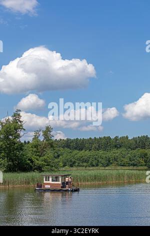 Bateau maison, lac Mössen, lacs de Mecklembourg, Mecklembourg-Poméranie occidentale, Allemagne Banque D'Images