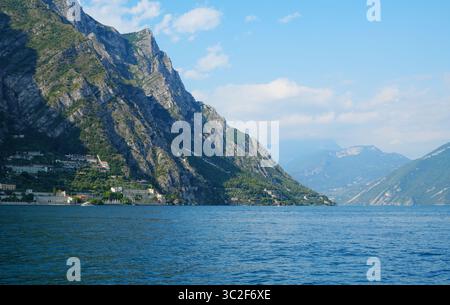 Lac de Garde, Italie, vue sur les montagnes de la rive nord près de Limone Banque D'Images