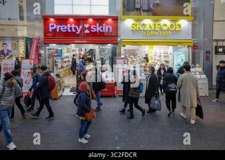 11 janvier 2019 - Séoul, Corée du Sud - les visiteurs passant par la rue et appréciant la scène de rue du soir à Myeongdong Fashion Street à Séoul, Corée du Sud. (Crédit image : © Ryu Seung-il/ZUMA Wire) Banque D'Images