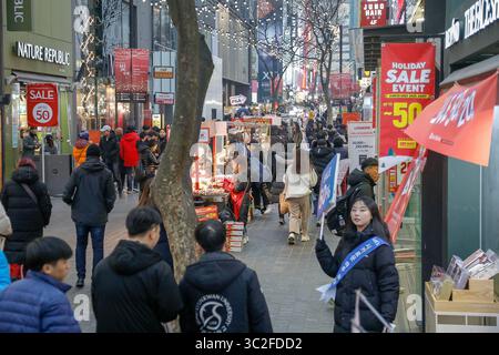 11 janvier 2019 - Séoul, Corée du Sud - les visiteurs passant par la rue et appréciant la scène de rue du soir à Myeongdong Fashion Street à Séoul, Corée du Sud. (Crédit image : © Ryu Seung-il/ZUMA Wire) Banque D'Images