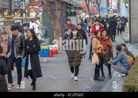11 janvier 2019 - Séoul, Corée du Sud - les visiteurs passant par la rue et appréciant la scène de rue du soir à Myeongdong Fashion Street à Séoul, Corée du Sud. (Crédit image : © Ryu Seung-il/ZUMA Wire) Banque D'Images