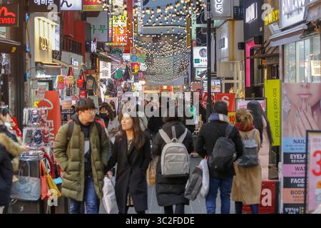 11 janvier 2019 - Séoul, Corée du Sud - les visiteurs passant par la rue et appréciant la scène de rue du soir à Myeongdong Fashion Street à Séoul, Corée du Sud. (Crédit image : © Ryu Seung-il/ZUMA Wire) Banque D'Images