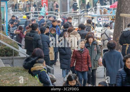 11 janvier 2019 - Séoul, Corée du Sud - les visiteurs passant par la rue et appréciant la scène de rue du soir à Myeongdong Fashion Street à Séoul, Corée du Sud. (Crédit image : © Ryu Seung-il/ZUMA Wire) Banque D'Images