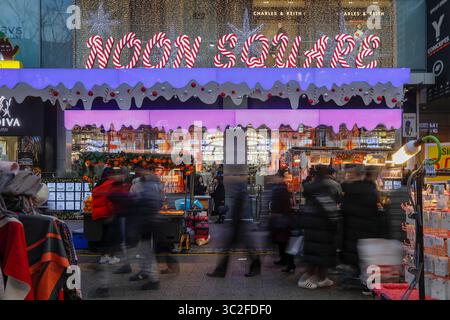 11 janvier 2019 - Séoul, Corée du Sud - les visiteurs passant par la rue et appréciant la scène de rue du soir à Myeongdong Fashion Street à Séoul, Corée du Sud. (Crédit image : © Ryu Seung-il/ZUMA Wire) Banque D'Images