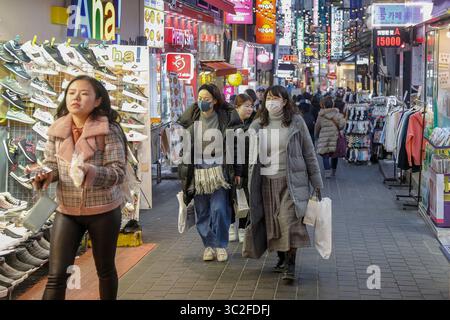 11 janvier 2019 - Séoul, Corée du Sud - les visiteurs passant par la rue et appréciant la scène de rue du soir à Myeongdong Fashion Street à Séoul, Corée du Sud. (Crédit image : © Ryu Seung-il/ZUMA Wire) Banque D'Images