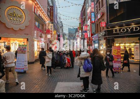 11 janvier 2019 - Séoul, Corée du Sud - les visiteurs passant par la rue et appréciant la scène de rue du soir à Myeongdong Fashion Street à Séoul, Corée du Sud. (Crédit image : © Ryu Seung-il/ZUMA Wire) Banque D'Images
