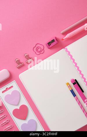 Papeterie rose et bloc-notes ouvert. Autocollants en forme de coeur. Espace pour votre texte. Banque D'Images