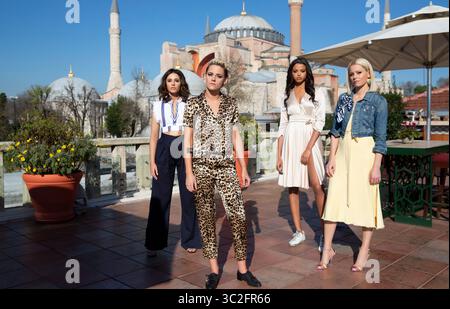 DATE DE SORTIE : 15 novembre 2019 TITRE : Charlie's' Angels STUDIO : Colombia Pictures RÉALISATEUR : Elizabeth Banks INTRIGUE : reboot de la comédie d'action de 2000 basée sur la série télévisée des années 1970. Une nouvelle génération de détectives privés travaillant pour le mystérieux Charlie. EN VEDETTE : KRISTEN STEWART : Sabina Wilson, NAOMI SCOTT : Elena Houghlin, ELLA BALINSKA : Jane Kano, ELIZABETH BANKS : Bosley. (Crédit image : © Colombia Pictures/Entertainment Pictures/ZUMAPRESS.com) Banque D'Images
