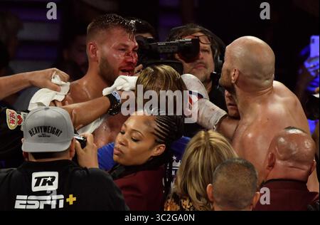 LAS VEGAS, NEVADA - 15 JUIN : Tyson Fury(R) discute avec Tom Schwarz après l'arrêt du combat au deuxième tour au MGM Grand Garden Arena le 15 juin 2019 à Las Vegas, Nevada. Tyson Fury a remporté la victoire par a remporté la victoire par TKO. (Crédit image : © Gene Blevins/ZUMA Wire) Banque D'Images