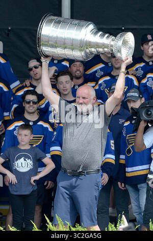 15 juin 2019 : dit Louis directeur général Doug Armstrong lève la coupe Stanley lors du Stanley Cup Championship Rally à The Arch Grounds in nouveaux Louis City, MO Richard Ulreich/CSM (crédit image : &copy ; Richard Ulreich/CSM via ZUMA Wire) Banque D'Images
